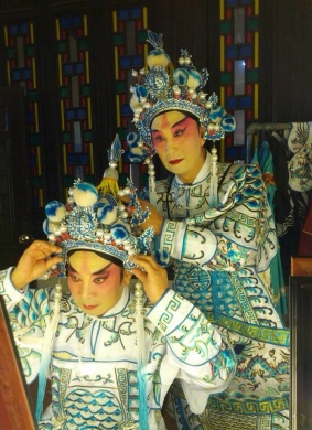 铁枪金喉The Secret behind a Robe